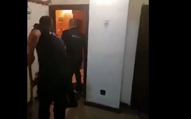 Polițist înarmat cu o… lopată, pentru a potoli un recidivist care își teroriza vecinii cu sabia VIDEO