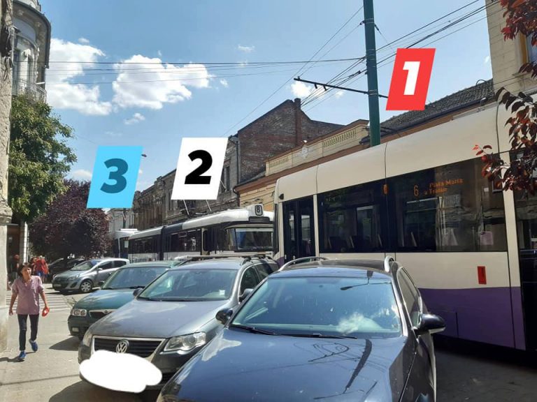 Trei tramvaie blocate de un șofer care a „ratat” parcarea FOTO