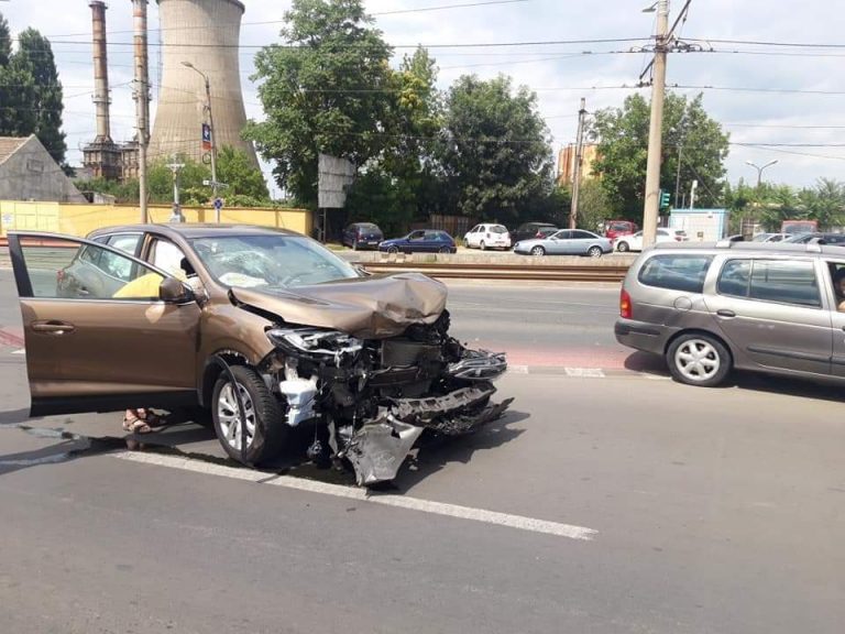 Accident cu două victime, în Arad. Un șofer de peste 70 de ani nu a acordat prioritate