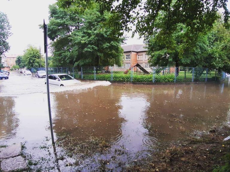 Gospodării din Hunedoara şi Simeria, inundate în urma unei ploi puternice