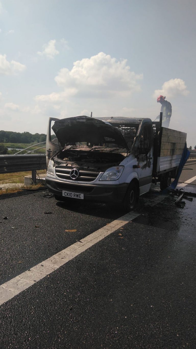 Mașină în flăcări pe A1, în apropiere de Aeroportul Arad 