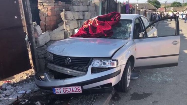 Un mort și mai mulți răniți, după ce o mașină condusă de un minor a intrat într-un grup de oameni VIDEO