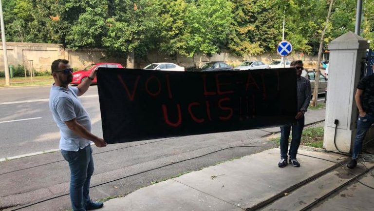 Viorica Dăncilă, întâmpinată de protestatari: Vă e bine cu băiatul la Curtea de Conturi? Liderii PSD s-au reunit în şedinţa CEx