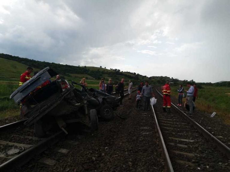 Accident feroviar cu doi morţi. Maşină spulberată de tren, după ce ar fi forţat trecerea
