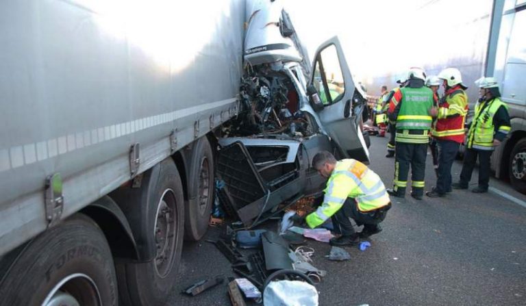 Accident între un TIR și un autoturism și un copil decedat lângă Beliu