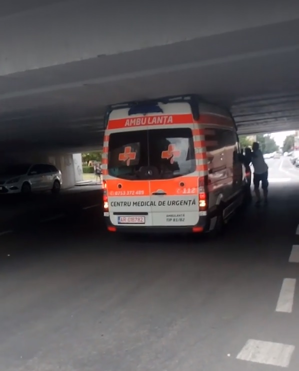A rămas blocat cu ambulanța sub un pasaj din vestul țării VIDEO