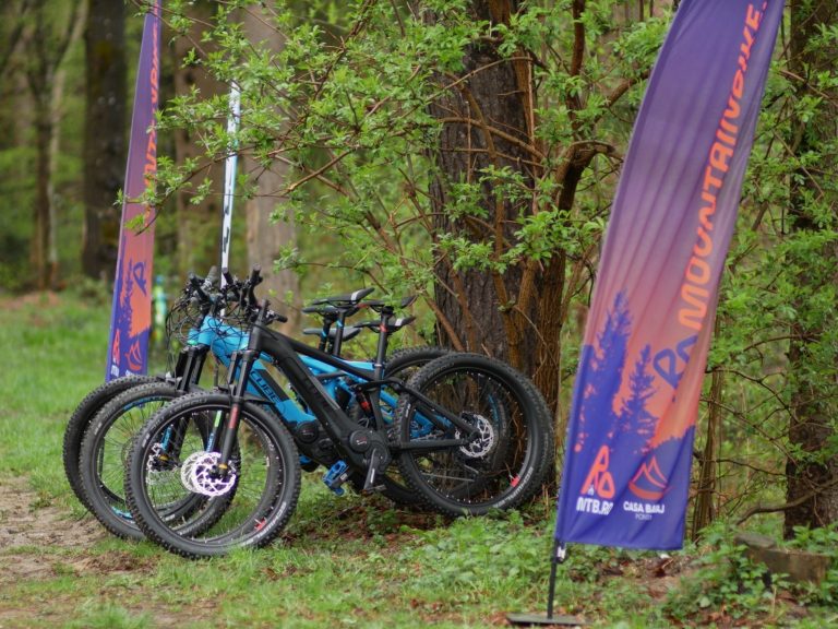 Primul concurs de biciclete electrice din România se desfășoară în Munții Semenic