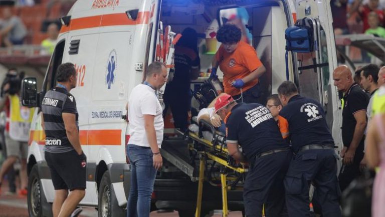 Antenorul echipei Dinamo, Eugen Neagoe, primește îngrijiri în ambulanță după ce i s-a făcut rău în timpul meciului cu Craiova