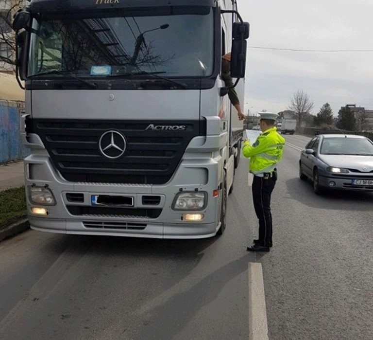 Zeci de șoferi de camioane amendați de polițiștii locali din Timișoara