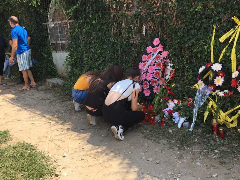 Revoltă publică. Familia Şărămăt, asistenţii maternali ai Sorinei, a venit la Caracal: Oameni buni, trebuie să ieşim în stradă!