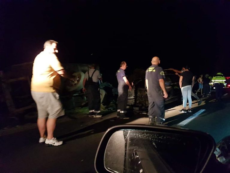 Accident în vestul țării, un autoturism a lovit o căruță nesemnalizată