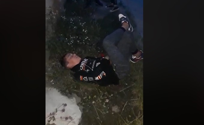 Băiat bătut și umilit pe stradă de alți copii. Mama lui a publicat imaginile VIDEO