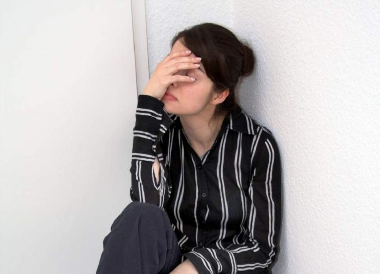 O mamă și-a chinuit toată noaptea cei 5 copii, ameninţând că își pune capăt zilelor