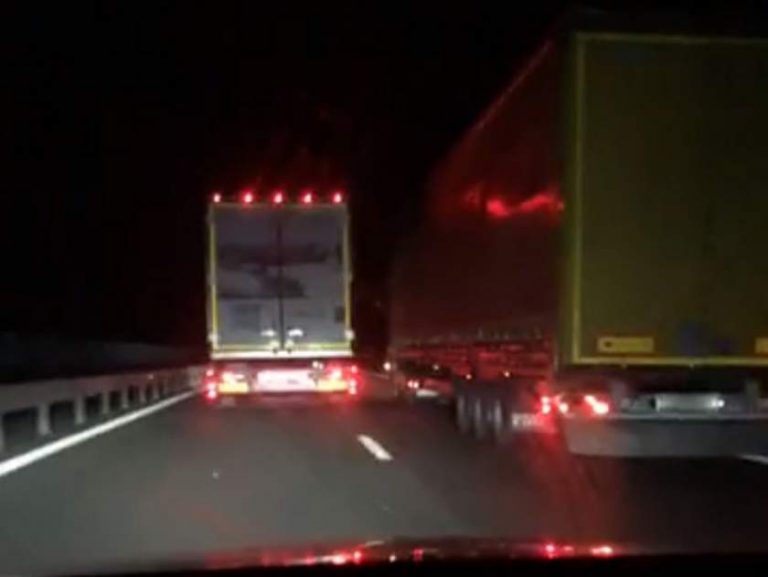 Cursă nebună între două TIR-uri pe autostradă, spre Timişoara VIDEO