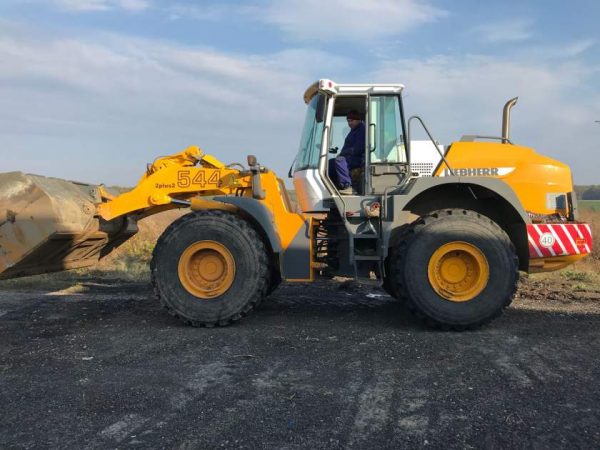 Răzbunare ca-n filme! L-a urmărit cu buldozerul pe stradă pentru ca i-a sedus nevasta