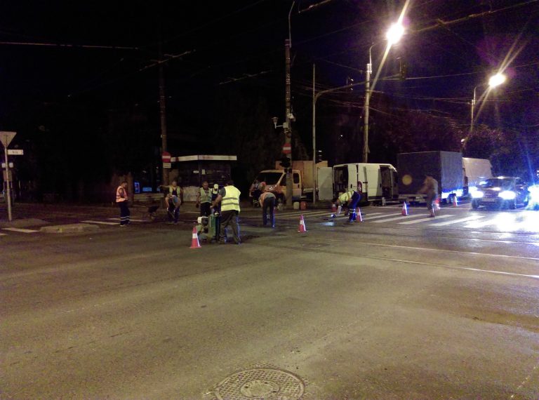 Muncitorii au revenit pe strada Cluj. Asfaltul proaspăt turnat…a crăpat