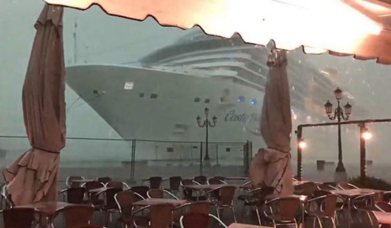 Navă de croazieră uriașă, scăpată de sub control în timpul unei furtuni, în Veneția VIDEO