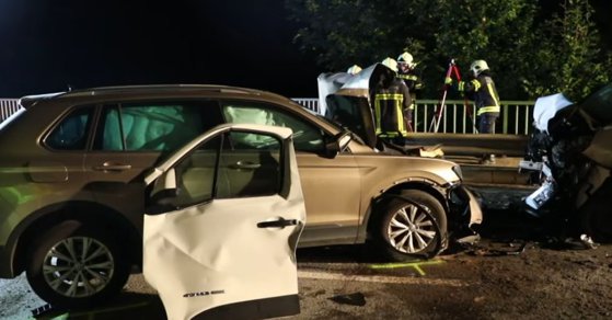 Cinci români, răniți după ce un microbuz s-a lovit cu un autoturism, în Austria