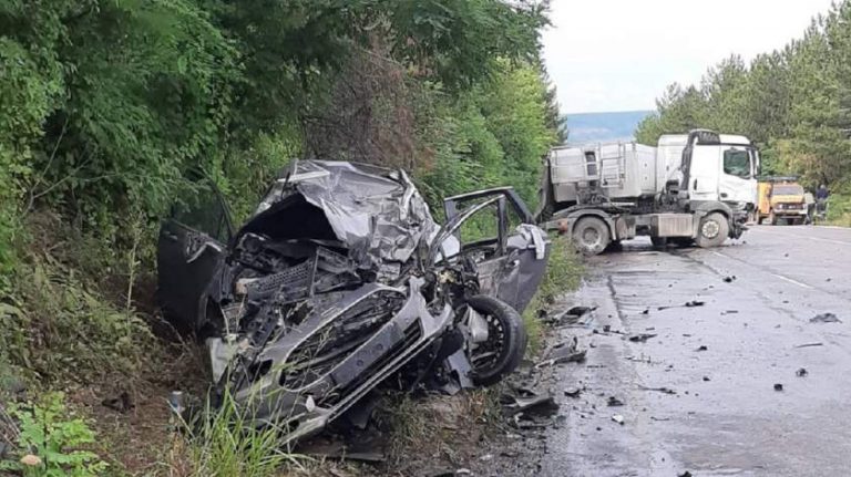 Familie de români spulberată într-un accident înfiorător, în Bulgaria. Mama a murit pe loc, fiul este în comă