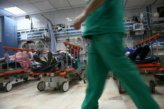 Medic al unui Spital Judeţean, acuzat că a bruscat o bătrână bolnavă