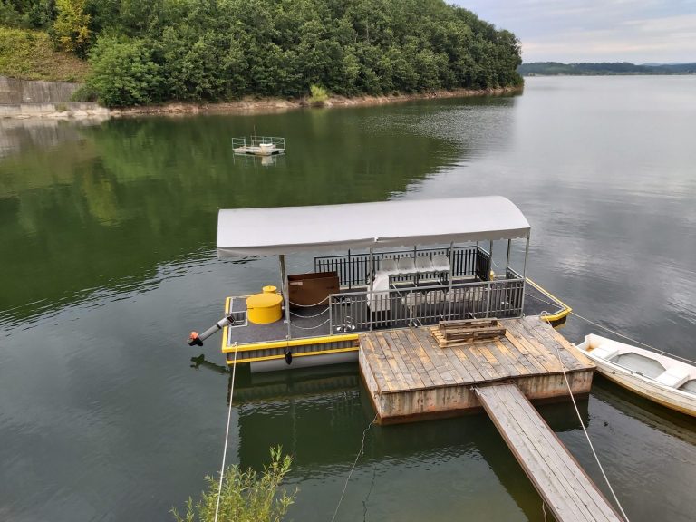 Reconfigurarea turismului în zona Lacului Surduc. Deocamdată, cu catamaranul FOTO
