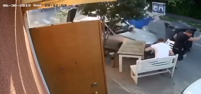 Un șofer a ajuns cu mașina pe… terasa unei pizzerii din vestul țării VIDEO