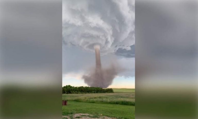 Tornadă uriașă, oamenii au fost avertizați să nu iasă din case VIDEO