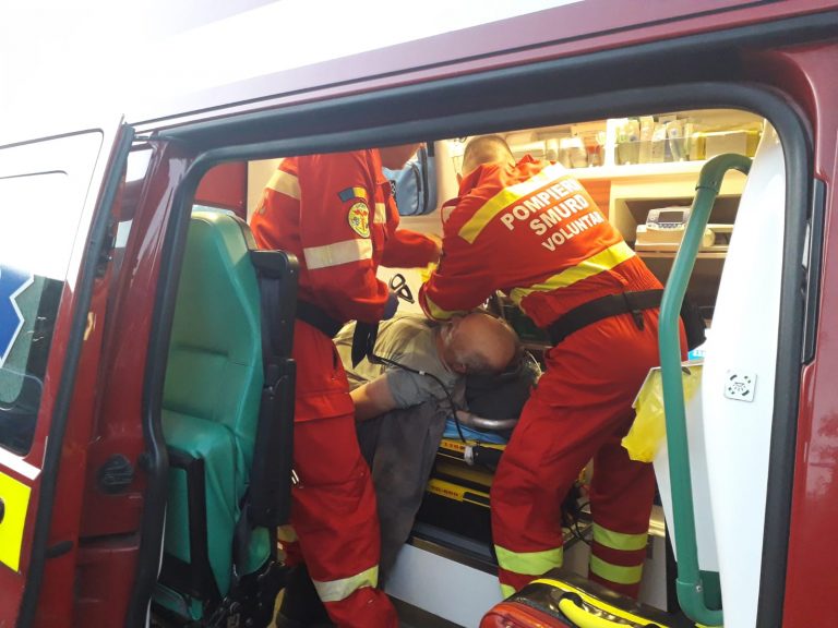 Incident nefericit în Banat. Ucis sub roțile tractorului în care a vrut să se urce