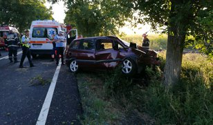 Un mort şi doi răniţi, după ce maşina în care se aflau a lovit un copac