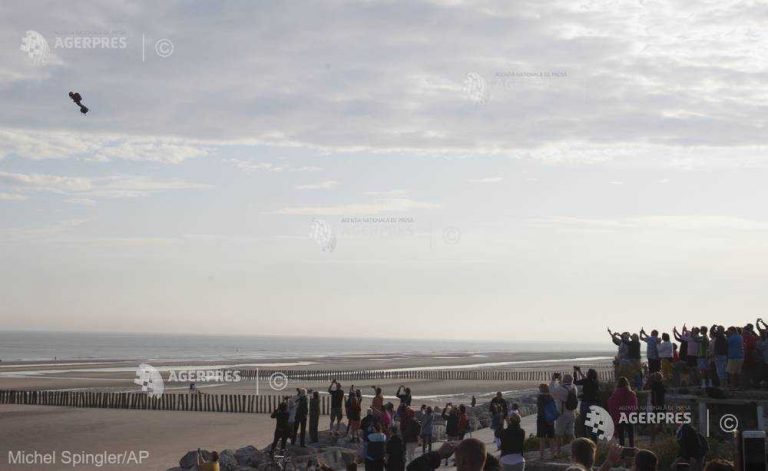 Inventatorul Franky Zapata, supranumit ”Omul zburător”, a traversat Canalul Mânecii pe un hoverboad cu reacţie