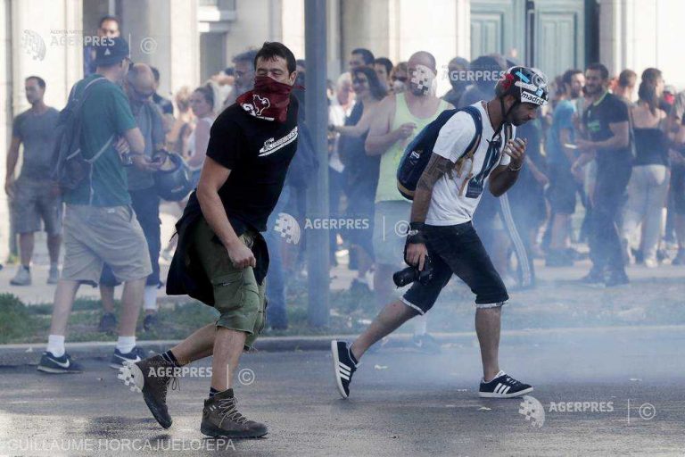 Poliția a folosit tunuri cu apă şi gaze lacrimogene pentru a dispersa protestatarii
