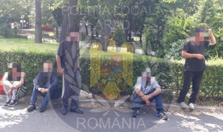 Parcurile au devenit raiul oamenilor străzii. Se bat, beau alcool și își fac nevoile chiar lângă copii