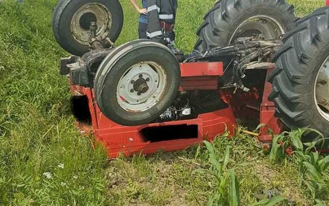 Incident grav în vestul țării: un șofer a murit, prins sub un tractor
