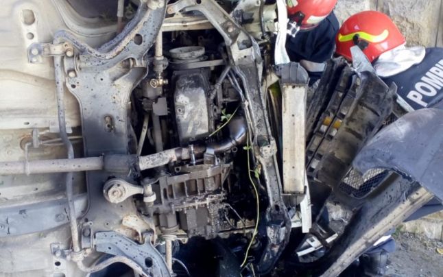 O şoferiţă s-a izbit de un cap de pod. Mai multe persoane au ajuns la spital