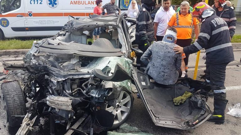 Un morman de fiare contorsionate, în urma unui grav accident ce a avut loc în Banat. Șoferul era mire!