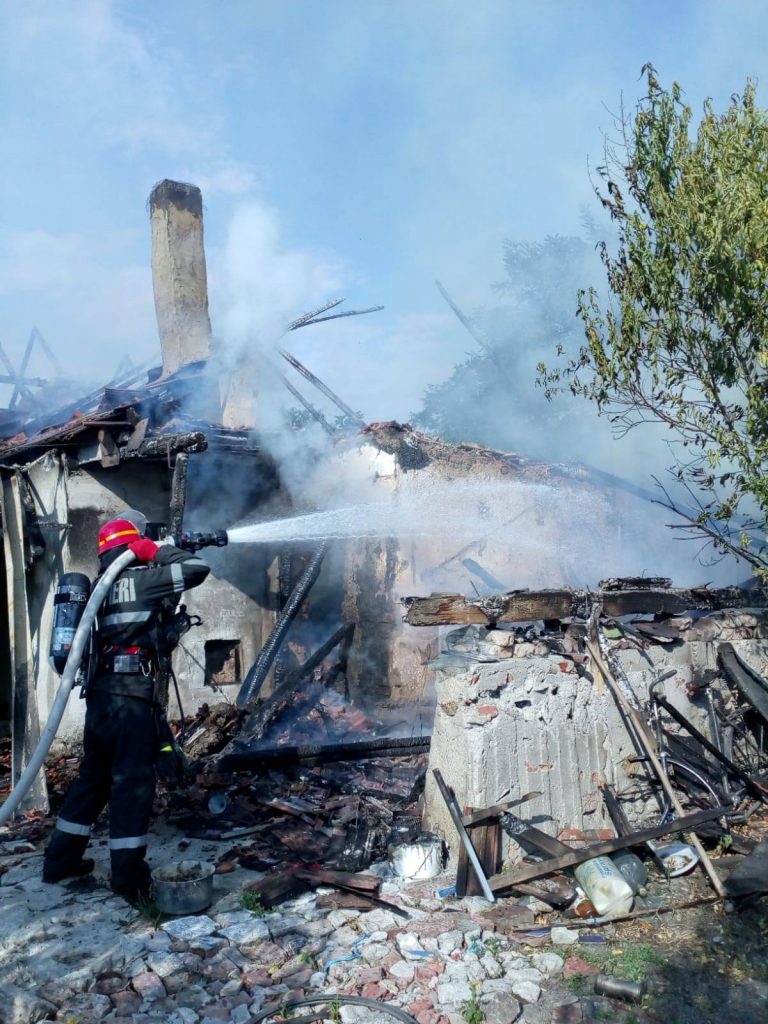 Inceniu în Timiș! Acoperișul și o anexă, distruse de flăcări