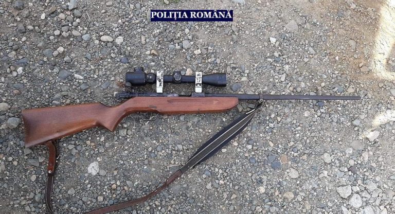 Arme de vânătoare,  pistoale și zeci de cartușe cofiscate după percheziții, în Arad