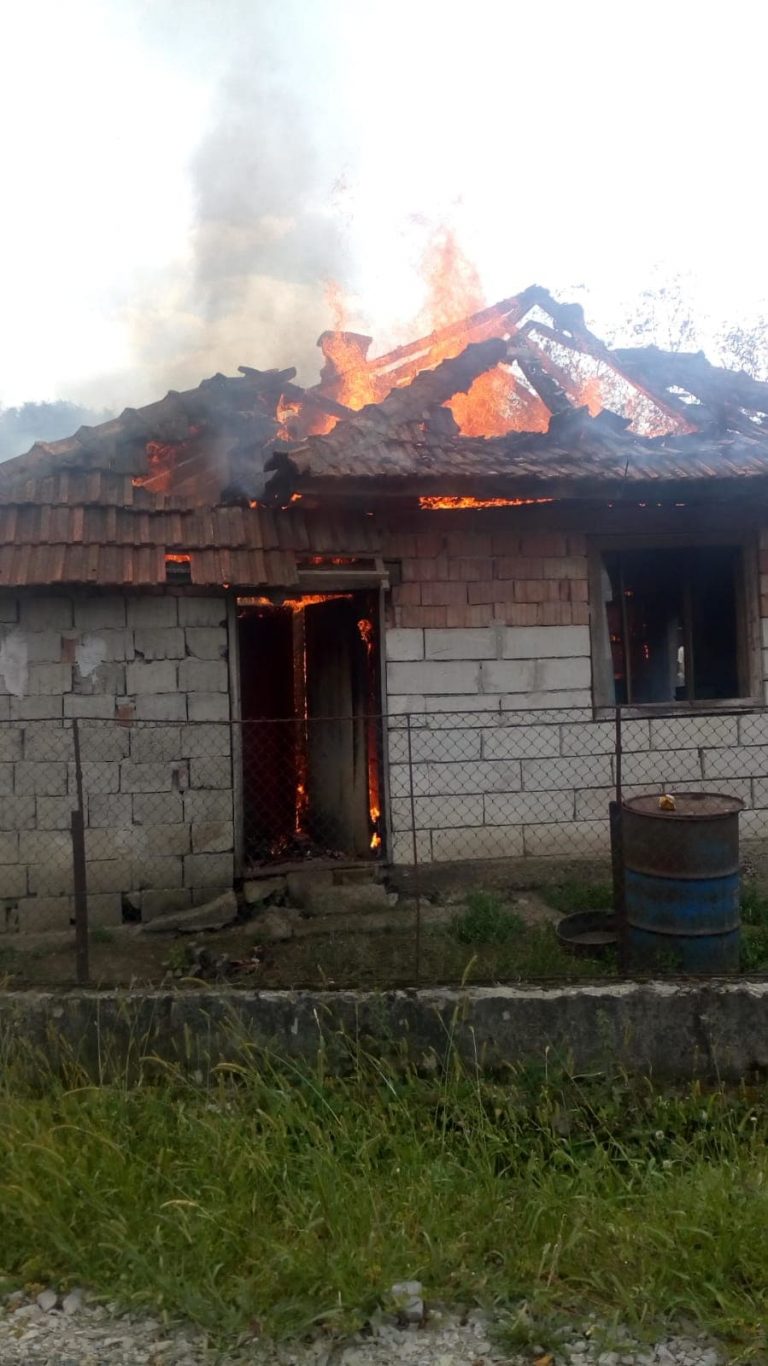 Acoperiș în flăcări, într-un sat din vestul țării FOTO