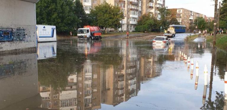 Străzi inundate la Arad