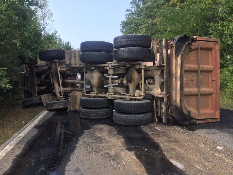 UPDATE. Camion încărcat cu bitum, răsturnat aproape de Lugoj. Circulația este blocată FOTO