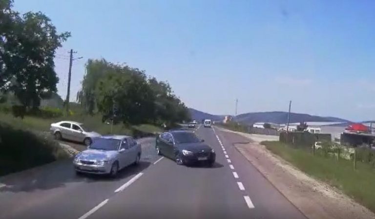 Accident surprins de camera de bord a unui TIR, pe o șosea aglomerată din vestul țării VIDEO