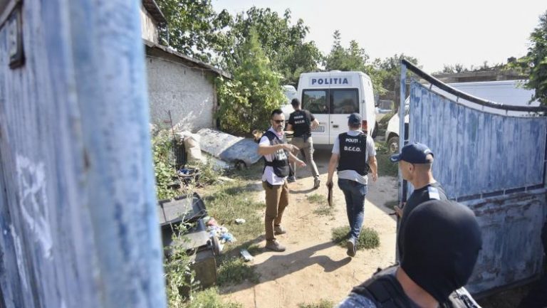Echipele extinse de anchetă au intrat pentru prima dată în casa lui Gheorghe Dincă. Au găsit noi probe în pod