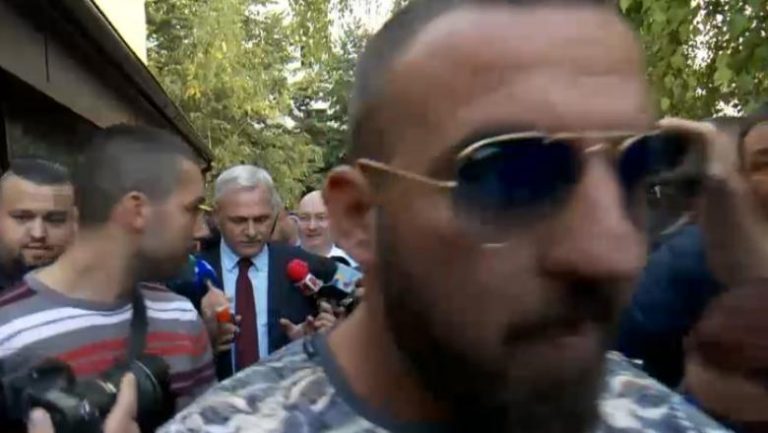 Politicieni și personaje dubioase, umăr la umăr