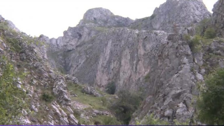 Doi turiști blocați în munți, după ce GPS-ul i-a dus pe un traseu nemarcat