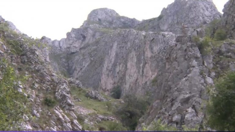 Doi turiști blocați în munți, după ce GPS-ul i-a dus pe un traseu nemarcat