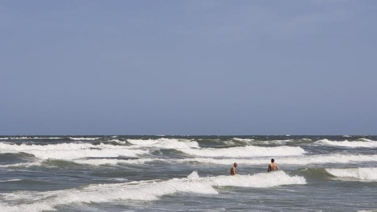 Dramă pe litoral: Un părinte a dispărut în mare după ce și-a salvat copiii