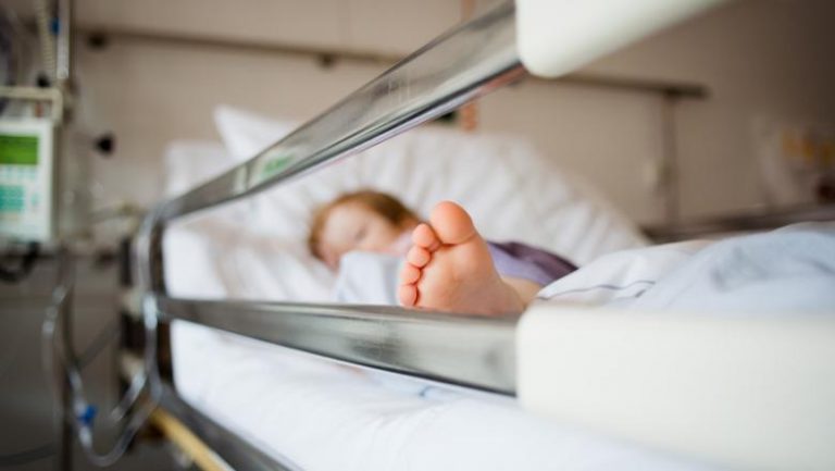 Un bebeluş a ajuns la spital după ce a înghiţit accidental otravă pentru purici