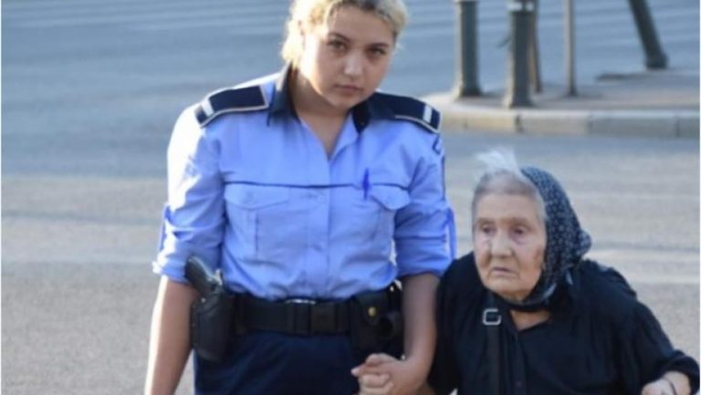 Poliţiştii care au ajutat două bătrâne să traverseze strada, premiaţi de ministrul de Interne