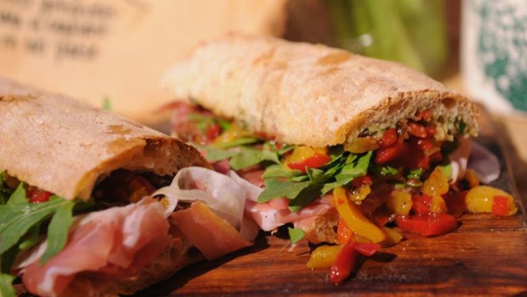 Un ospătar a fost ucis pentru că a întârziat să aducă un sandvici