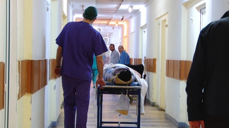 Crime la spital. Un bărbat internat la Psihiatrie a ucis patru pacienți și i-a rănit grav pe alții, atacându-i cu un stativ de perfuzii